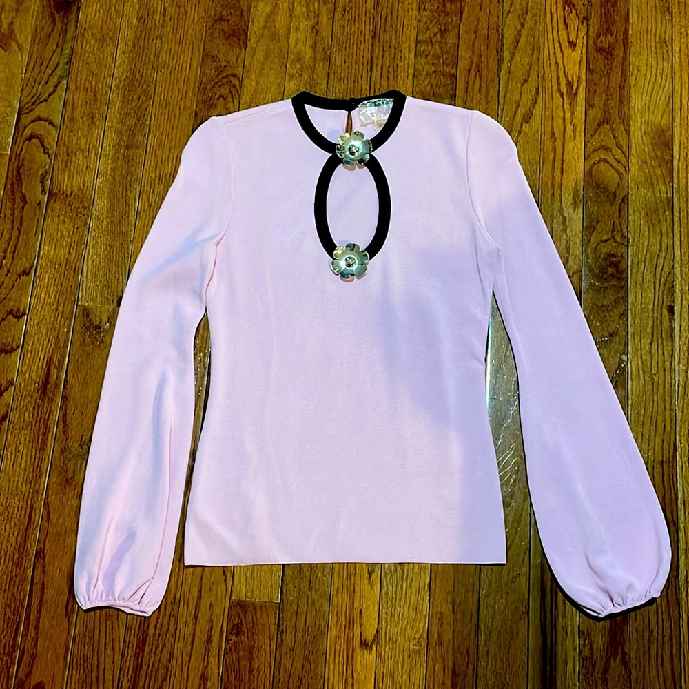 Beautiful blouse with ballon sleeves and great accents